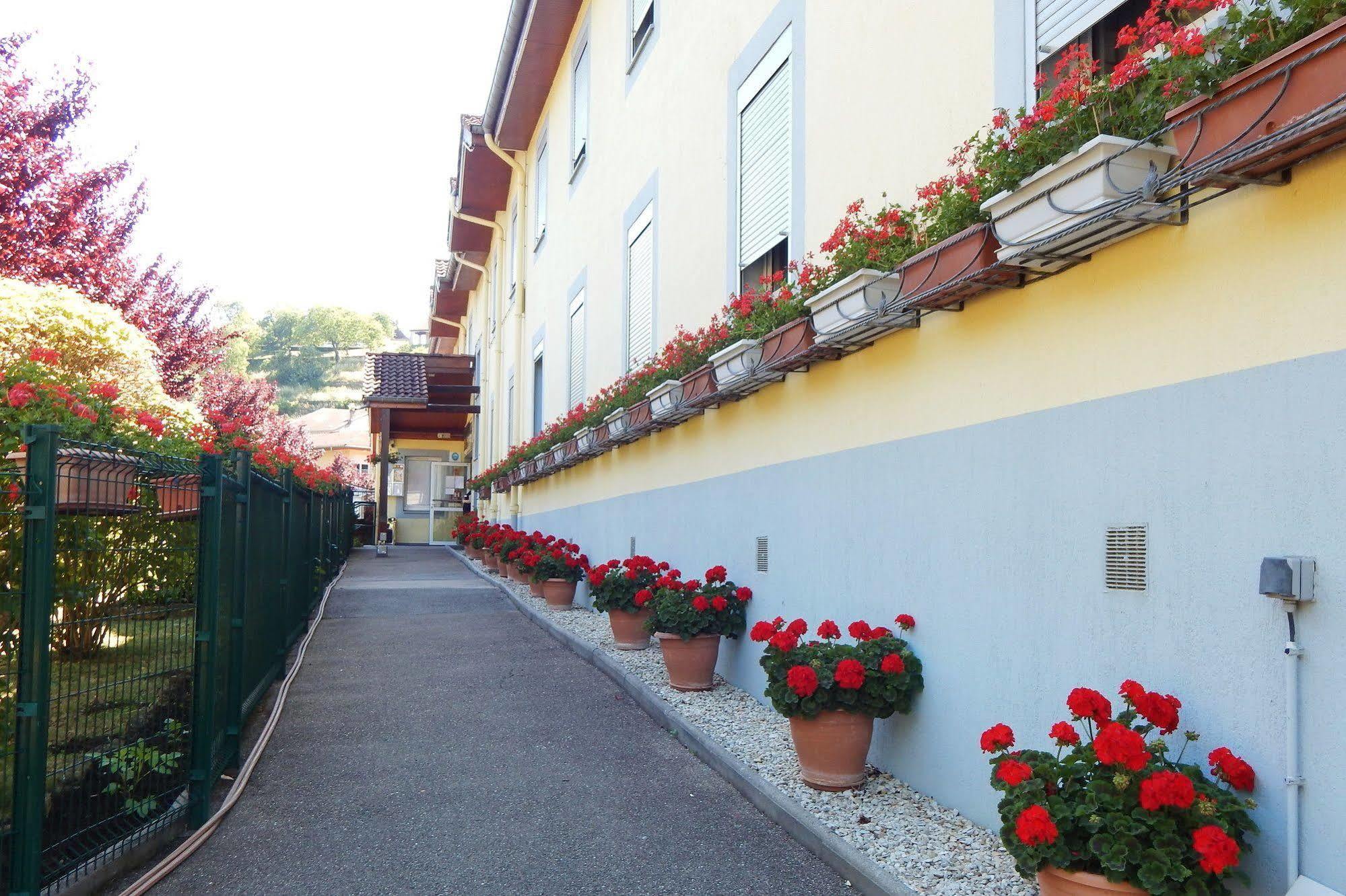 Hotel Aster Restaurant Aux Arcades Briey Exterior photo